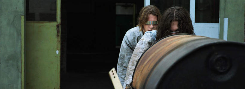 西方人,头发,两个人,伙伴,朋友,站,推,横图,室外,白天,正面,友谊,门,欧洲,欧洲人,阴影,破碎,光线,桶,影子,墙,凌乱,注视,破损,墙壁,墙面,一个,衣服,黄色,绿色,黑色,阳光,容器,门框,观察,看,站着,乞丐,单个,观看,储藏,察看,贫穷,储存,关注,痛苦,可怜,流浪,友情,男人,男性,年轻男性,白种人,长发,站立,半身,彩图,贮存