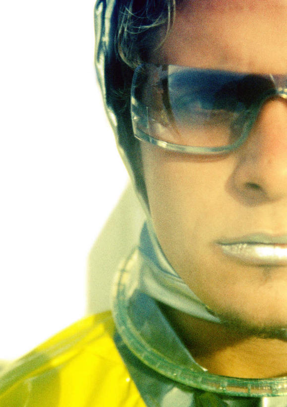 西方人,脸,头,脸颊,一个人,站,笑,微笑,竖图,室外,特写,白天,正面,科技,欧洲,欧洲人,仅一个年轻女性,仅一个女性,仅一个人,阴影,服装,模糊,光线,空间,墨镜,眼镜,影子,注视,休闲装,衣服,黄色,阳光,太阳镜,太阳眼镜,观察,看,站着,休闲,休闲服,遮阳镜,服饰,观看,察看,科幻,未来,关注,想象,预言,年轻女性,女人,女性,白种人,头部,脸部,脸蛋,面部,站立,半身,彩图