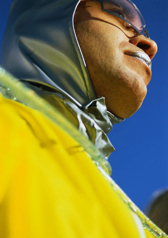 西方人,一个人,站,笑,微笑,竖图,室外,白天,仰视,科技,欧洲,欧洲人,仅一个男性,仅一个人,阴影,服装,光线,空间,墨镜,眼镜,影子,注视,休闲装,仅一个年轻男性,衣服,黄色,蓝色,蓝天,天空,阳光,太阳镜,太阳眼镜,天,观察,看,站着,休闲,休闲服,遮阳镜,服饰,观看,察看,科幻,未来,关注,想象,预言,男人,男性,年轻男性,白种人,站立,半身,彩图,低角度拍摄