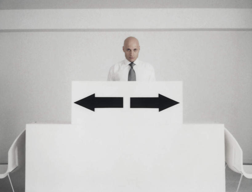 西方人,头发,秃头,一个人,商务人士,商务男性,站,笑,微笑,横图,室内,白天,正面,衬衫,竞争,桌子,欧洲,欧洲人,仅一个男性,仅一个人,套装,沮丧,办公桌,墙,注视,方向,箭头,墙壁,墙面,仅一个年轻男性,两个,黑色,观察,看,站着,背对背,观看,失望,距离,察看,伤心,指向,关注,反向,商务装,工薪阶层,背道而驰,相反,相左,隔阂,簇,男人,男性,年轻男性,白种人,光头,无发,白领,上班族,站立,半身,彩图,衬衣