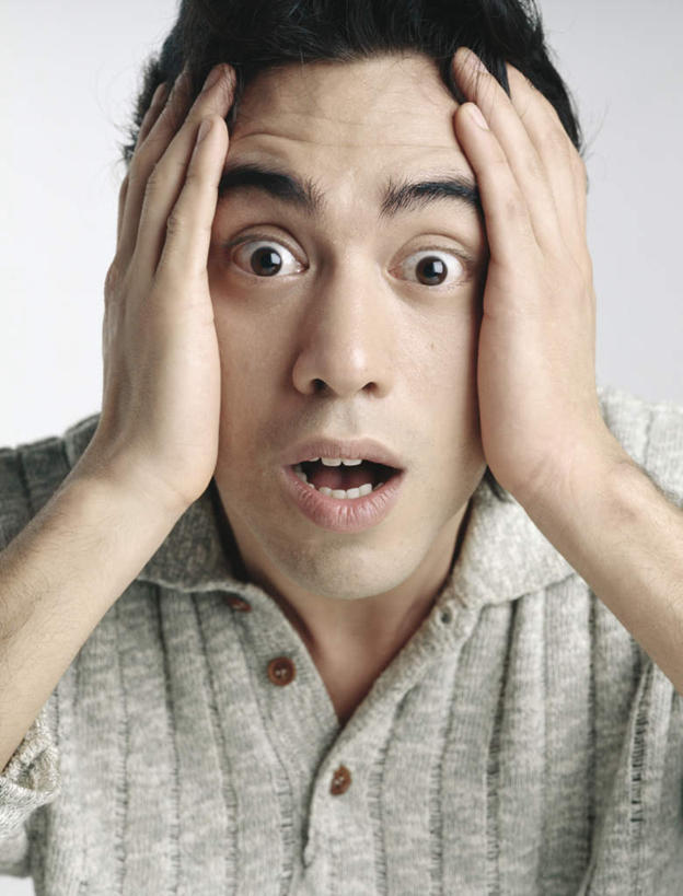 西方人,脸,头,脸颊,头发,一个人,举,摸,竖图,室内,特写,白天,白色背景,正面,欧洲,欧洲人,仅一个男性,仅一个人,抚摸,服装,惊讶,注视,休闲装,仅一个年轻男性,衣服,黑色,灰色,观察,看,托,张嘴,休闲,休闲服,摄影,服饰,影棚,观看,察看,关注,瞪眼,张大嘴巴,男人,男性,年轻男性,白种人,头部,脸部,脸蛋,面部,张开嘴,触摸,接触,举起,举手,举着,向上举,向上伸,向上托,半身,彩图,影棚拍摄,拍摄