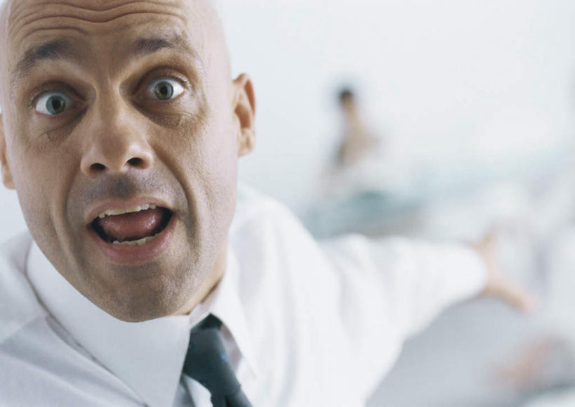 西方人,脸,头,脸颊,皱纹,胡须,秃头,一个人,商务人士,商务男性,站,横图,室内,特写,白天,正面,衬衫,欧洲,欧洲人,仅一个男性,仅一个人,阴影,套装,惊讶,朦胧,模糊,光线,影子,注视,仅一个年轻男性,阳光,观察,看,站着,张嘴,观看,察看,关注,瞪眼,商务装,张大嘴巴,工薪阶层,男人,男性,年轻男性,白种人,头部,光头,胡子,络腮胡,无发,脸部,脸蛋,面部,白领,上班族,张开嘴,站立,半身,彩图,衬衣