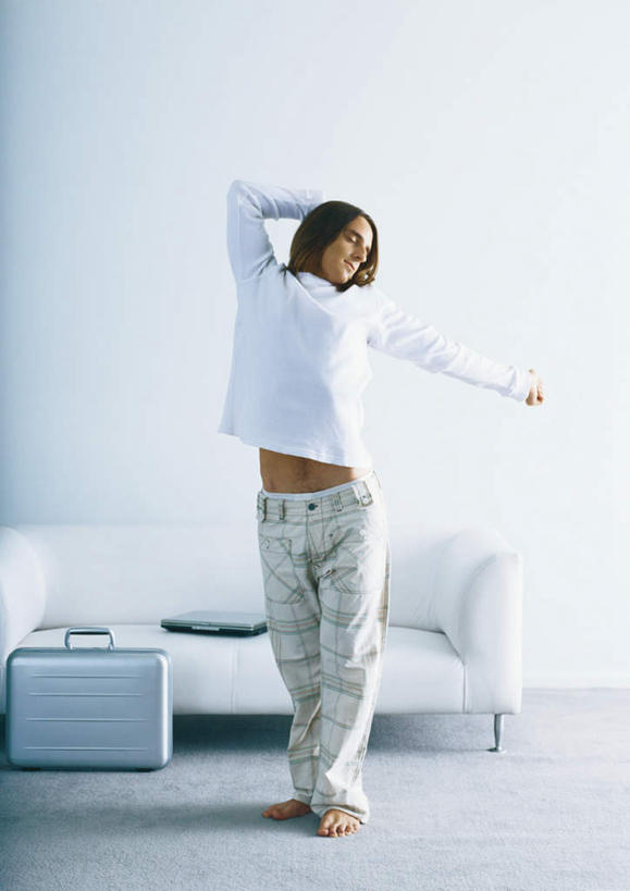 西方人,一个人,站,竖图,室内,白天,白色背景,正面,安全,沙发,欧洲,欧洲人,仅一个男性,仅一个人,注视,伸懒腰,仅一个年轻男性,箱子,观察,看,站着,保险箱,摄影,影棚,观看,保护,察看,关注,保险,私密,懒腰,男人,男性,年轻男性,白种人,站立,彩图,全身,影棚拍摄,拍摄,皮沙发