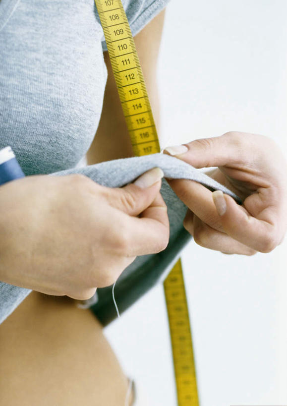 西方人,一个人,站,竖图,室内,白天,白色背景,正面,欧洲,欧洲人,仅一个年轻女性,仅一个女性,仅一个人,测量,皮尺,刻度,拿,拿着,注视,尺,观察,看,站着,摄影,影棚,观看,测量工具,尺子,察看,腰围尺,针线,关注,量具,量仪,塑料卷尺,服装尺,裁缝尺,缝补,修补,年轻女性,女人,女性,白种人,站立,半身,彩图,影棚拍摄,拍摄