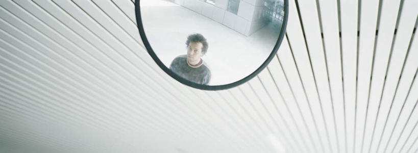 西方人,一个人,站,横图,俯视,室外,白天,安全,镜子,欧洲,欧洲人,仅一个男性,仅一个人,反射,反光镜,交通,注视,仅一个年轻男性,观察,看,站着,观看,镜像,察看,生命,镜面,关注,光学,凸面镜,男人,男性,年轻男性,白种人,抬头,仰头,站立,半身,彩图,高角度拍摄,广角镜