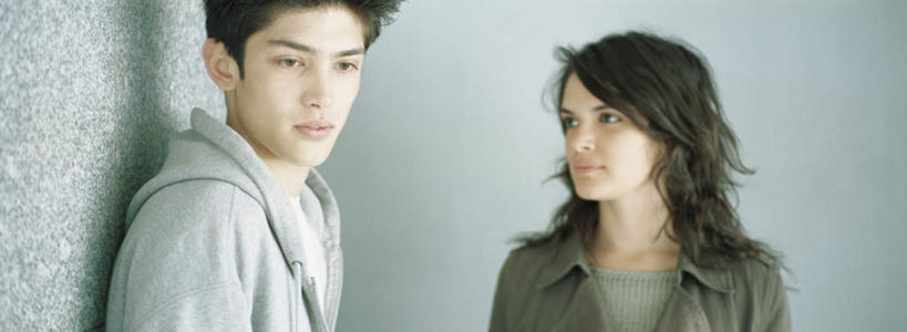 西方人,两个人,站,横图,室外,白天,正面,欧洲,欧洲人,朦胧,模糊,墙,注视,墙壁,墙面,观察,看,站着,观看,察看,关注,男人,男性,年轻男性,年轻女性,女人,女性,白种人,站立,半身,彩图