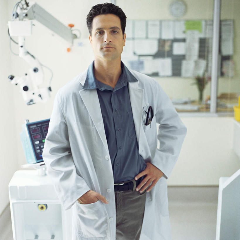 西方人,一个人,医生,办公室,医院,站,方图,室内,白天,正面,仪器,植物,窗户,桌子,叶子,欧洲,欧洲人,仅一个男性,仅一个人,仅一个中年男性,一副,许多,盛开,时间,板,木头,时钟,眼镜,纸,办公桌,墙,木,计时,花蕾,注视,手叉腰,玻璃窗,墙壁,墙面,花,花瓣,花朵,花卉,鲜花,绿色,挂钟,钟表,花束,花苞,花蕊,叉腰,观察,看,站着,医护人员,医疗人员,表,观看,察看,医疗,白大褂,关注,医疗仪器,医疗机构,单手抄兜,单手放兜,男人,男性,中年男性,白种人,大夫,钟,插兜,手插兜,手放口袋,站立,半身,彩图,病院,诊所,手抄兜