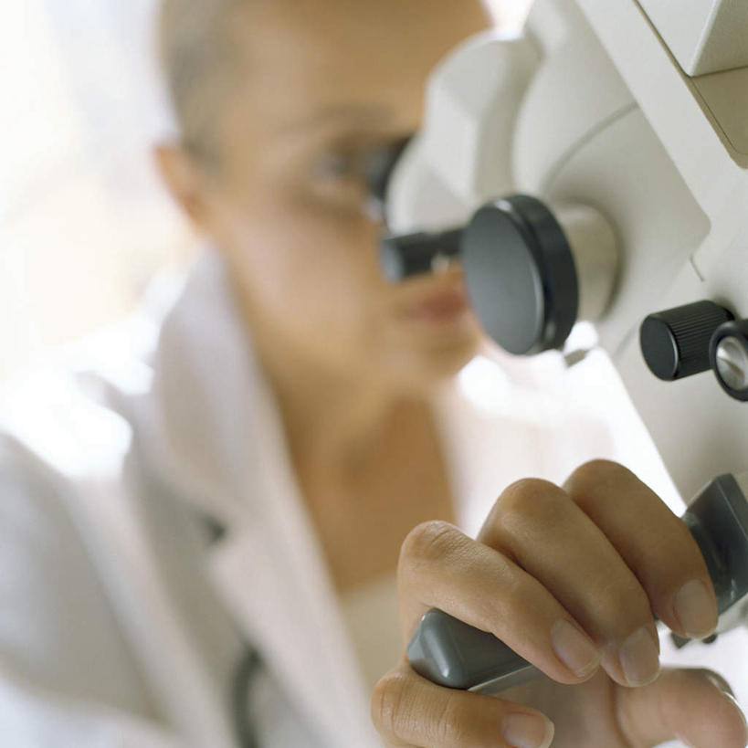 西方人,手,一个人,医生,方图,室内,特写,白天,侧面,仪器,欧洲,欧洲人,仅一个女性,仅一个人,检查,朦胧,模糊,反射,分析,科学,显微镜,注视,观察,看,医护人员,医疗人员,手部,清晰,探索,放大,观看,仔细,透镜,察看,凸透镜,聚焦,白大褂,关注,医疗器械,医疗仪器,医疗机构,光学,清楚,女人,女性,白种人,大夫,半身,彩图,诊所