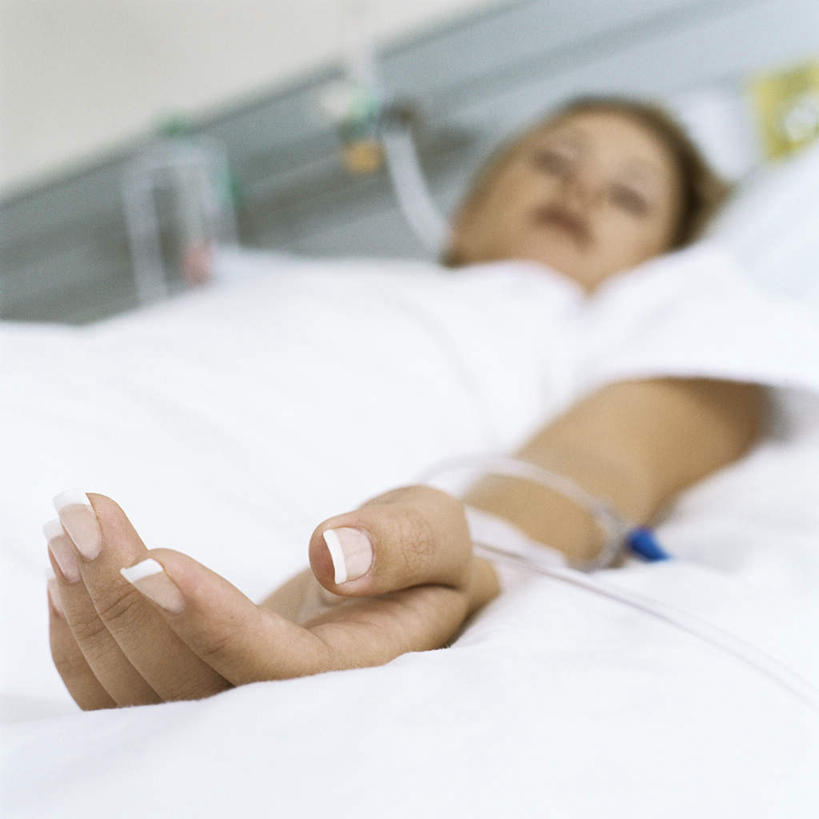 西方人,手,一个人,病人,医院,方图,室内,特写,白天,侧面,床,欧洲,欧洲人,仅一个女性,仅一个人,朦胧,模糊,墙,床单,挂,输入,被子,墙壁,墙面,手部,单人床,被单,挂着,病房,医疗器械,输,医疗仪器,医疗机构,女人,女性,白种人,患者,就医者,半身,彩图,病院,诊所,点滴