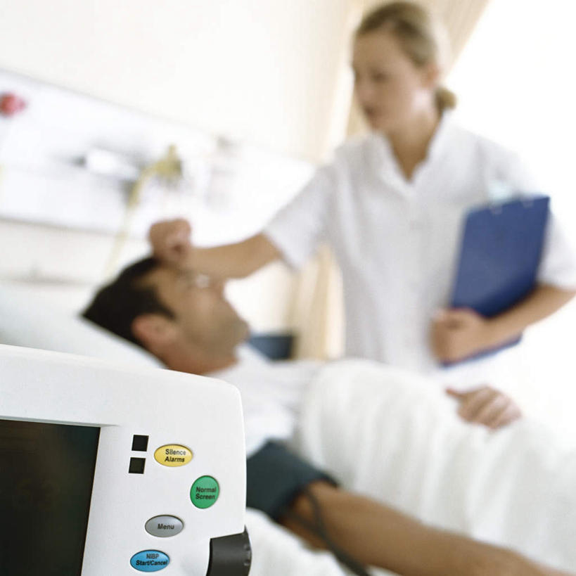 西方人,手,两个人,医生,病人,医院,方图,室内,白天,侧面,床,柜子,欧洲,欧洲人,握,检查,朦胧,模糊,墙,床单,拿,拿着,注视,被子,针,墙壁,墙面,医疗用品,观察,看,医护人员,医疗人员,手部,针管,针筒,治疗,握着,注射,单人床,观看,察看,医疗,医疗设备,注射器,被单,病房,关注,医疗器械,记录板,病情,记事板,医疗机构,男人,男性,年轻男性,年轻女性,女人,女性,白种人,大夫,患者,就医者,半身,彩图,病院,诊所