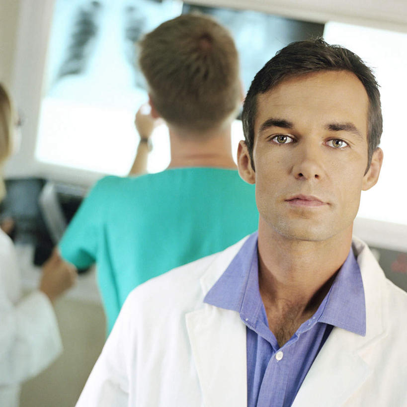 西方人,背部,三个人,伙伴,同事,朋友,医生,办公室,医院,举,方图,x光片,室内,白天,正面,友谊,合作,团队,仪器,欧洲,欧洲人,两张,挂,注视,观察,看,托,医护人员,医疗人员,战略,观看,察看,医疗设备,挂着,白大褂,关注,医疗器械,医疗仪器,医疗机构,联合,合谋,观片灯,配合,协作,男人,男性,年轻男性,白种人,大夫,举起,举手,举着,向上举,向上伸,向上托,半身,彩图,病院,诊所