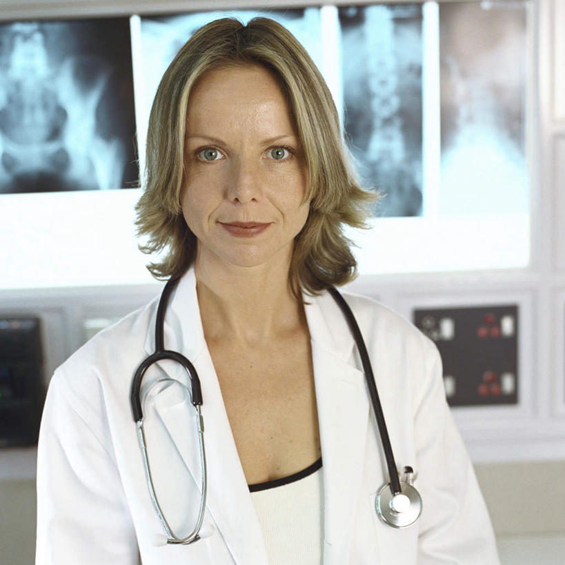 西方人,一个人,医生,办公室,医院,笑,微笑,方图,x光片,室内,白天,正面,仪器,欧洲,欧洲人,仅一个女性,仅一个人,戴,四张,挂,听诊器,仅一个中年女性,医护人员,医疗人员,戴着,医疗设备,挂着,白大褂,医疗器械,医疗仪器,医疗机构,女人,女性,白种人,大夫,半身,彩图,病院,诊所