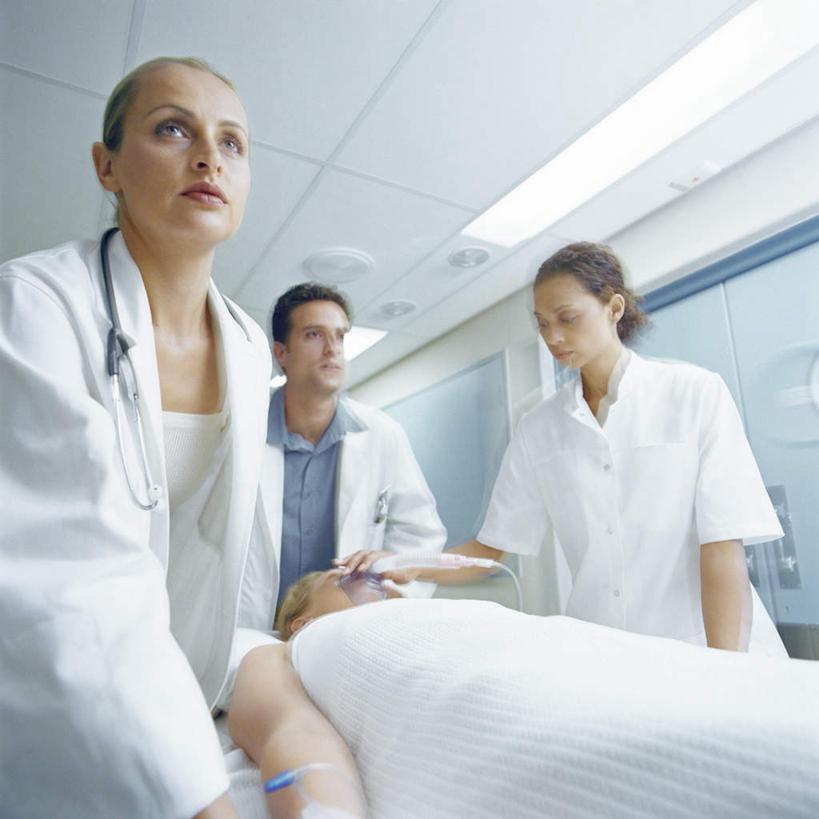 西方人,手,四个人,医生,医院,站,躺,推,方图,室内,白天,正面,床,照明,欧洲,欧洲人,握,朦胧,模糊,瓷砖,地砖,墙,灯光,床单,地面,拿,拿着,注视,被子,顶灯,墙壁,墙面,灯,病床,灯具,低头,观察,看,站着,医护人员,医疗人员,手部,氧气罩,放,握着,单人床,观看,照亮,察看,急救,被单,白大褂,照明设备,关注,抢救,安全出口,医疗机构,卧着,年轻女性,女人,女性,白种人,大夫,躺着,卧,站立,半身,彩图,病院,诊所