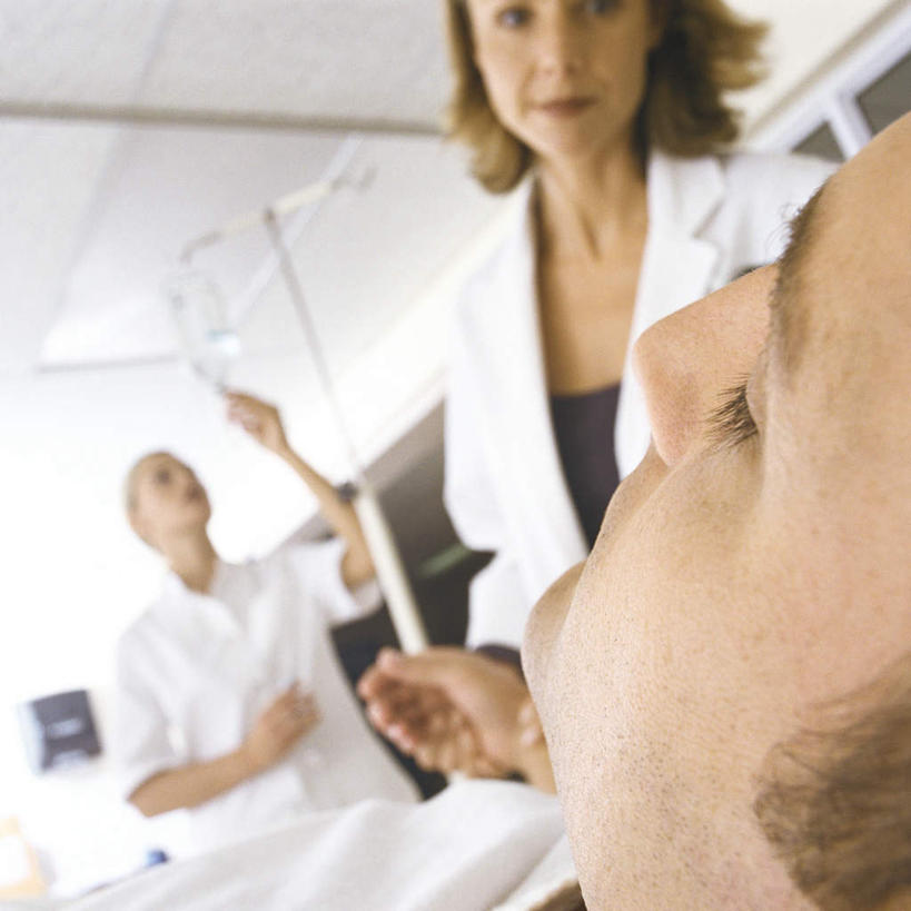 西方人,手,三个人,医生,医院,站,躺,闭眼,方图,室内,白天,仰视,床,照明,欧洲,欧洲人,握,朦胧,模糊,瓷砖,地砖,墙,灯光,床单,地面,注视,被子,顶灯,墙壁,墙面,灯,病床,灯具,低头,观察,看,站着,医护人员,医疗人员,手部,放,握着,单人床,观看,照亮,察看,被单,白大褂,病房,照明设备,关注,安全出口,医疗机构,卧着,男人,男性,女人,女性,中年男性,中年女性,白种人,大夫,闭眼睛,闭着眼,闭着眼睛,躺着,卧,站立,半身,彩图,低角度拍摄,病院,诊所,点滴