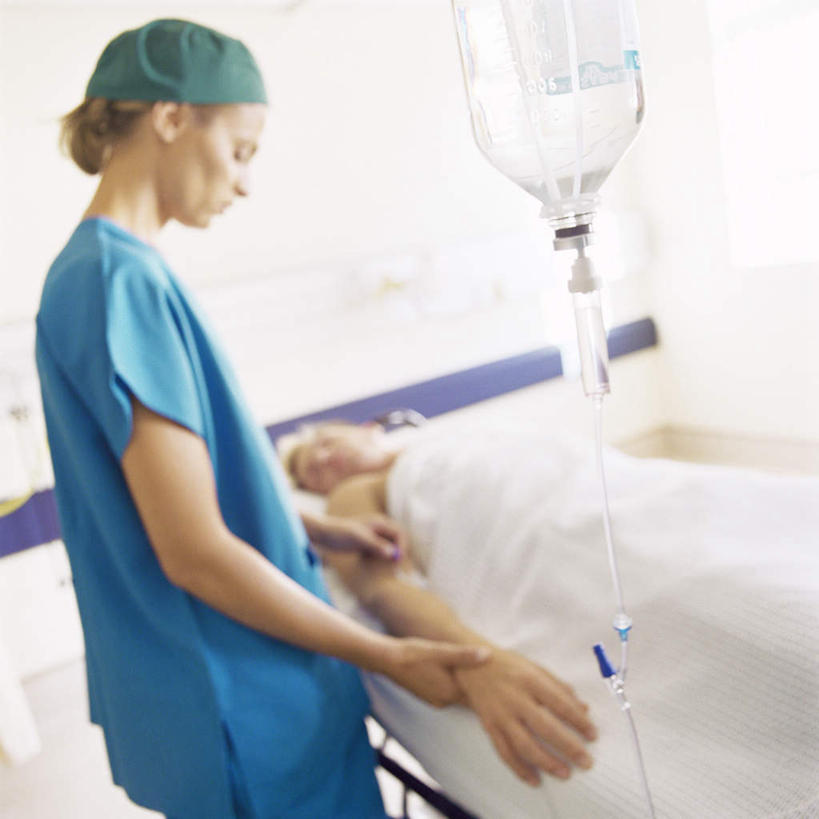 西方人,医生,病人,医院,站,躺,方图,俯视,室内,白天,床,欧洲,欧洲人,握,墙,床单,拿,拿着,注视,被子,墙壁,墙面,医疗用品,扶,观察,看,站着,医护人员,医疗人员,治疗,握着,单人床,观看,察看,医疗,医疗设备,被单,扶着,输液,关注,医疗器械,医疗机构,输液瓶,医生帽,静脉输液,输液杆,卧着,白种人,大夫,患者,就医者,躺着,卧,站立,半身,彩图,高角度拍摄,病院,诊所,点滴