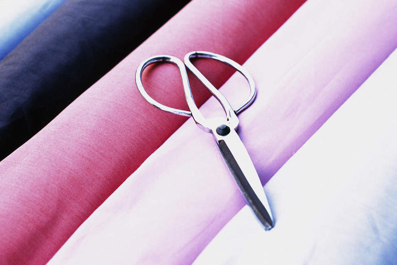 无人,横图,俯视,室内,特写,白天,一把,装饰,剪刀,纸,彩纸,华丽,修饰,点缀,衬托,美观,雅致,雅观,彩图,高角度拍摄