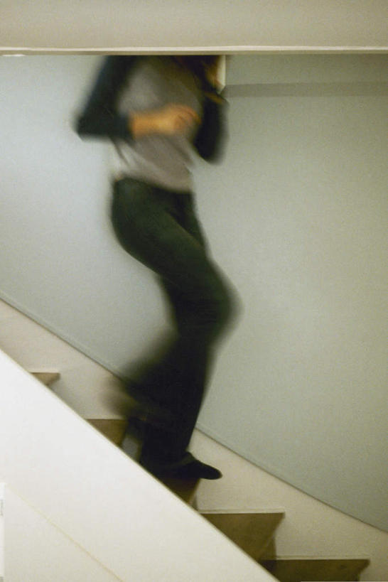 西方人,一个人,栏杆,走,竖图,室内,白天,侧面,楼梯,欧洲,欧洲人,仅一个年轻女性,仅一个女性,仅一个人,扶手,阶梯,护栏,台阶,年轻女性,女人,女性,白种人,步行,散步,走路,半身,彩图