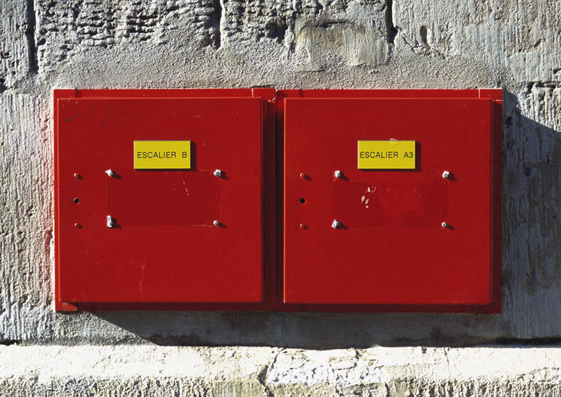 横图,室外,白天,正面,阴影,反射,影子,墙,墙壁,墙面,两个,红色,箱子,火警,消防,半身,彩图