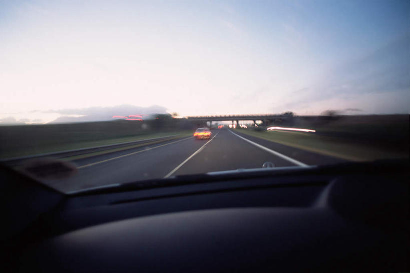 无人,横图,室内,白天,正面,石头,树林,植物,道路,路,公路,汽车,石子,桥,交通,石桥,拱桥,栈桥,车,树,树木,蓝色,绿色,蓝天,天空,自然,交通工具,轿车,天,拱形,生长,晴朗,成长,人行桥,石拱桥,万里无云,石块,晴空,晴空万里,马路,彩图