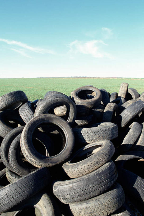 无人,竖图,室外,特写,白天,正面,静物,一堆,许多,阴影,堆叠,堆积,环保,光线,影子,地平线,云,云朵,辽阔,地面,云彩,蓝色,白云,蓝天,天空,阳光,轮胎,天,广阔,橡胶,堆,一望无际,废品,回收,资源,延伸,利用,橡胶制品,循环,天地相交,无边无际,一马平川,彩图