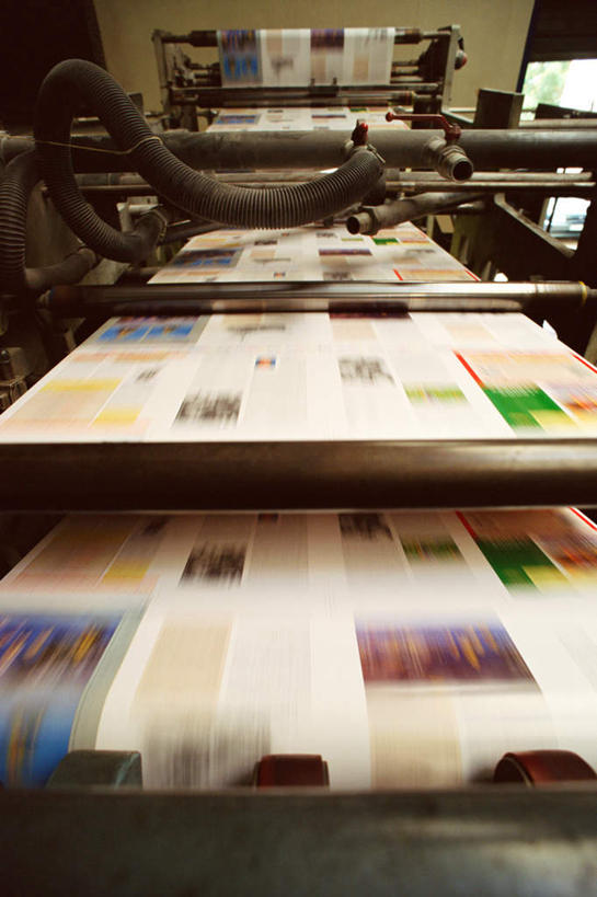 无人,工厂,竖图,俯视,彩色,室内,白天,机器,仪器,静物,报纸,朦胧,模糊,印刷,金属,图案,纸张,印刷机,印刷厂,彩图,高角度拍摄,制造厂