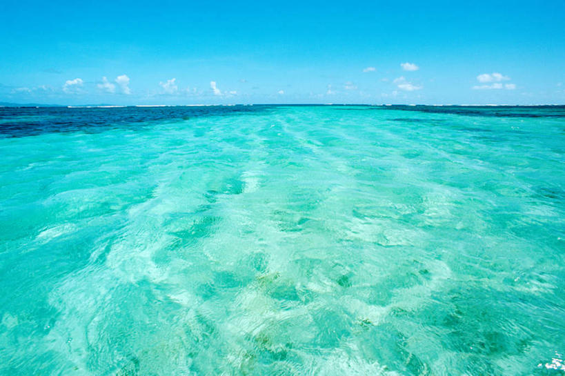 无人,横图,室外,白天,正面,旅游,度假,海浪,海洋,美景,阴影,光线,影子,景观,浪花,云,云朵,云彩,娱乐,蓝色,白云,蓝天,天空,阳光,自然,海水,天,享受,休闲,景色,放松,西印度群岛,自然风光,海景,马提尼克岛,大海,风浪,海,海水的波动,近岸浪,涌浪,彩图