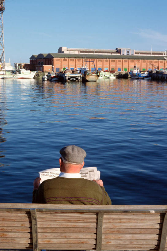 西方人,一个人,坐,竖图,室外,白天,阅读,河流,水,报纸,帽子,欧洲,欧洲人,仅一个男性,仅一个人,学习,阴影,光线,影子,河水,水流,拿,拿着,背面,蓝色,蓝天,天空,阳光,天,看,仅一个老年男性,浏览,贝雷帽,老年男性,男人,男性,白种人,坐着,半身,彩图