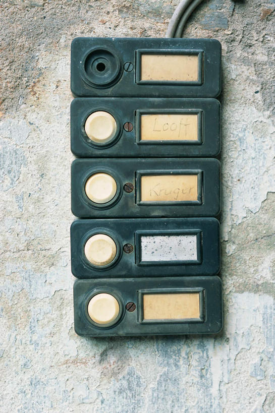 无人,竖图,室外,特写,白天,正面,静物,一排,整齐,墙,墙壁,墙面,排列,绿色,按钮,队列,彩图