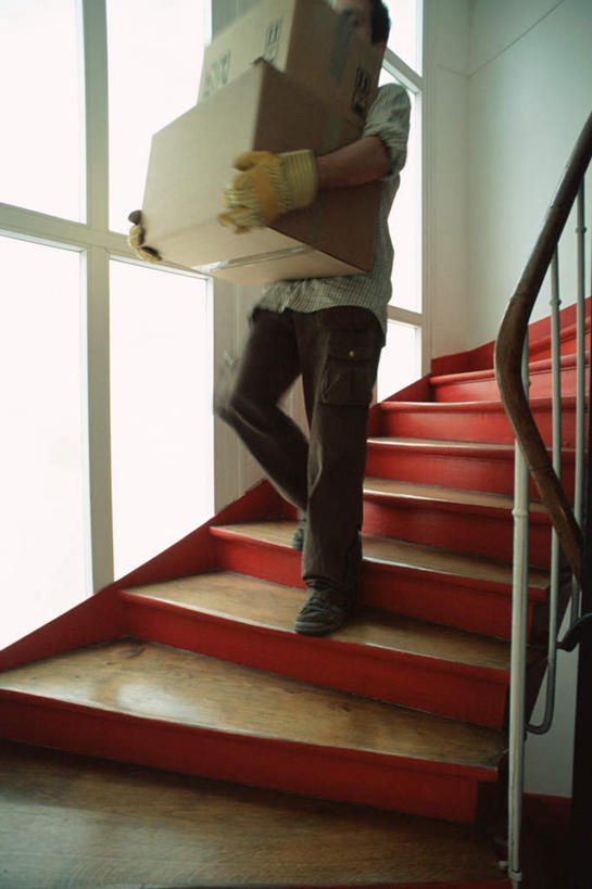 西方人,一个人,栏杆,站,搬运,竖图,室内,白天,正面,楼梯,欧洲,欧洲人,仅一个男性,仅一个人,扶手,纸箱,阶梯,拿,拿着,护栏,台阶,仅一个年轻男性,箱子,站着,出差,包装箱,男人,男性,年轻男性,白种人,搬,站立,半身,彩图,旅行