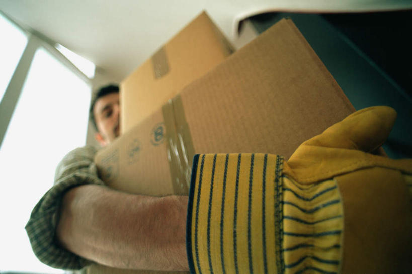 西方人,一个人,站,横图,室内,白天,仰视,欧洲,欧洲人,仅一个男性,仅一个人,纸箱,拿,拿着,仅一个年轻男性,手套,箱子,站着,出差,透明胶,包装箱,男人,男性,年轻男性,白种人,站立,半身,彩图,低角度拍摄,旅行