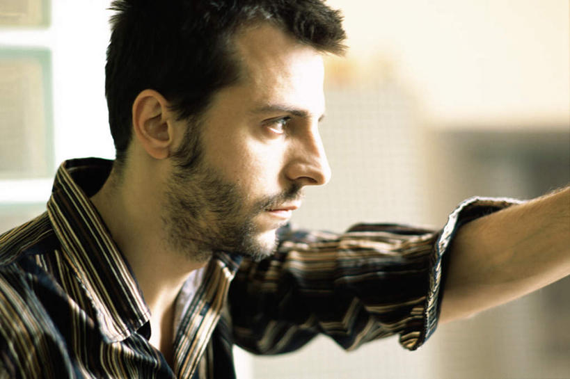 西方人,胡须,一个人,坐,竖图,室内,白天,侧面,欧洲,欧洲人,仅一个男性,仅一个人,撑,朦胧,模糊,仅一个年轻男性,撑着,男人,男性,年轻男性,白种人,胡子,小胡子,坐着,半身,彩图