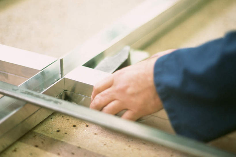 西方人,一个人,机修工,站,横图,室内,白天,正面,金属制品,欧洲,欧洲人,仅一个男性,仅一个人,仅一个中年男性,朦胧,模糊,金属,工具,拿,拿着,工人,站着,钻孔,男人,男性,中年男性,白种人,机械师,机修工人,站立,半身,彩图