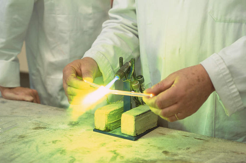 西方人,两个人,机修工,站,横图,俯视,室内,白天,火,照明,欧洲,欧洲人,光,燃烧,工人,站着,照亮,照明设备,工作台,喷灯,男人,男性,年轻男性,白种人,机械师,机修工人,站立,半身,彩图,高角度拍摄