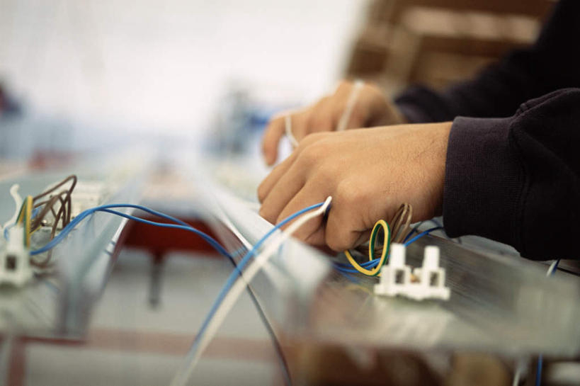 西方人,手,一个人,机修工,站,横图,室内,特写,白天,侧面,欧洲,欧洲人,双手,仅一个男性,仅一个人,朦胧,模糊,电力,电线,线,电能,拿,线路,拿着,维护,维修,修护,工人,仅一个年轻男性,站着,手部,电,电源,电源线,能量,男人,男性,年轻男性,白种人,机械师,机修工人,站立,半身,彩图