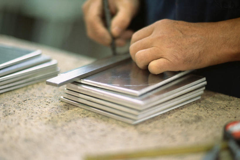 西方人,一个人,机修工,站,横图,室内,白天,正面,装修,建筑,欧洲,欧洲人,仅一个男性,仅一个人,测量,刻度,拿,拿着,文化,工人,仅一个年轻男性,尺,卷尺,祈祷,站着,许愿,宗教,信仰,钢尺,测量工具,祈求,吉祥,尺子,风水,角尺,阴阳,鲁班尺,量具,量仪,钢卷尺,文公尺,门公尺,门尺,丁兰尺,门光尺,吉凶,吉利,晦气,不祥,倒霉,霉运,恶兆,凶险,平安,男人,男性,年轻男性,白种人,机械师,机修工人,站立,半身,彩图