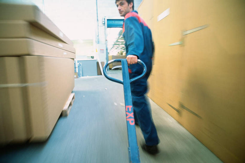 西方人,一个人,机修工,站,横图,室外,白天,欧洲,欧洲人,仅一个男性,仅一个人,纸箱,拿,拿着,工人,仅一个年轻男性,背面,箱子,站着,出差,叉车,包装箱,男人,男性,年轻男性,白种人,机械师,机修工人,站立,半身,彩图,旅行