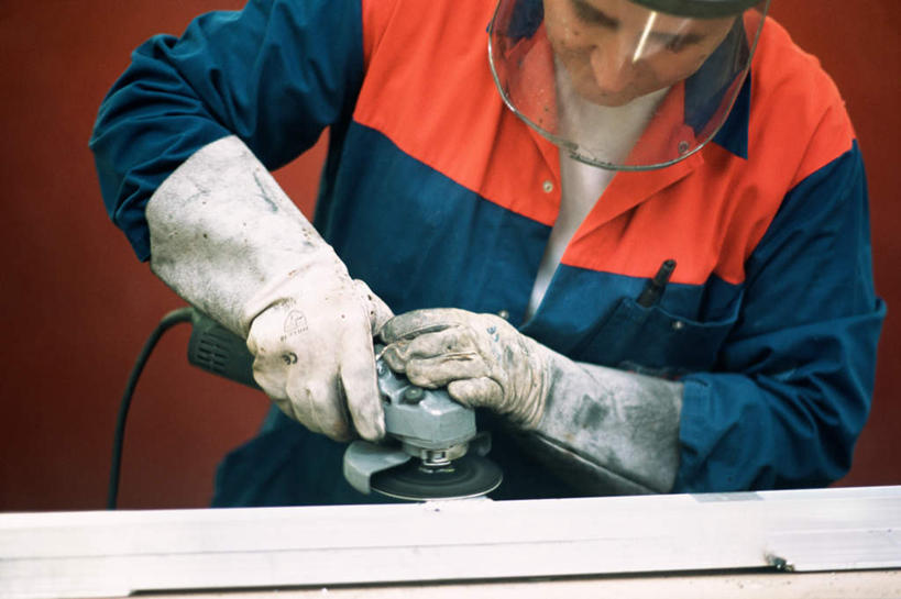 西方人,一个人,机修工,站,横图,室内,白天,正面,欧洲,欧洲人,仅一个男性,仅一个人,墙,拿,拿着,墙壁,墙面,工人,仅一个年轻男性,站着,磨砂机,男人,男性,年轻男性,白种人,机械师,机修工人,站立,半身,彩图