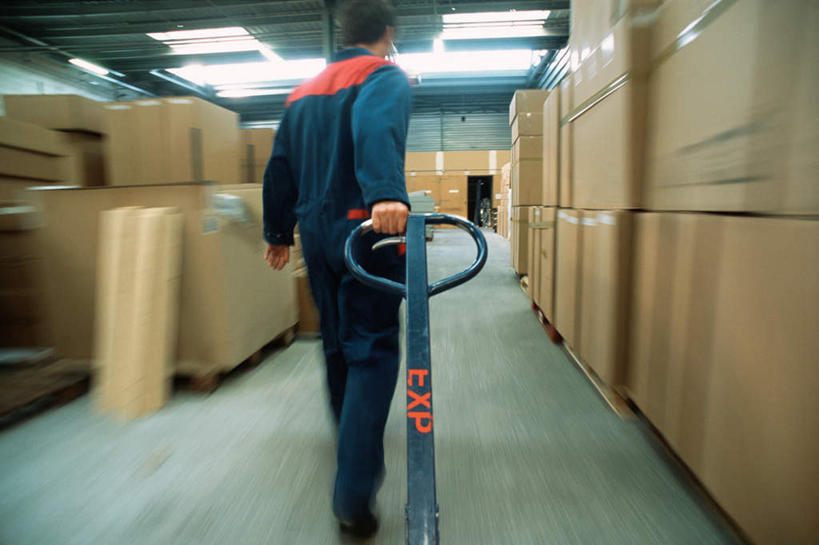 西方人,一个人,机修工,站,横图,室内,白天,正面,欧洲,欧洲人,仅一个男性,仅一个人,一堆,堆叠,堆积,纸箱,拿,仓库,拿着,工人,仅一个年轻男性,箱子,站着,堆,出差,叉车,包装箱,男人,男性,年轻男性,白种人,机械师,机修工人,站立,半身,彩图,旅行