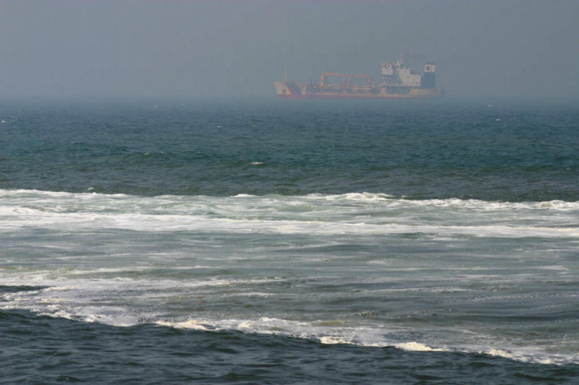 无人,横图,室外,白天,正面,旅游,度假,海浪,海洋,美景,沙滩,轮船,船,一艘,朦胧,模糊,沙子,海岸,景观,浪花,沙地,娱乐,天空,自然,海水,天,行驶,享受,休闲,景色,放松,航行,自然风光,海景,大海,风浪,海,海水的波动,海滩,近岸浪,涌浪,彩图