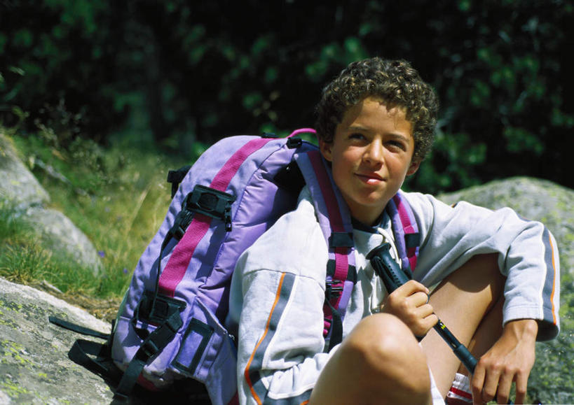 西方人,儿童,一个人,坐,笑,微笑,横图,室外,白天,正面,锻炼,探险,纯洁,运动,石头,山,树林,植物,欧洲,欧洲人,仅一个男性,仅一个人,握,阴影,光线,包,石子,书包,影子,山峰,山峦,拿,拿着,树,树木,小孩,绿色,阳光,自然,背包,仅一个小孩,郊游,可爱,童年,童趣,握着,生长,成长,拐杖,登山包,童真,烂漫,无邪,体育,天真,男孩,男人,男性,白种人,孩子,石块,岩石,坐着,半身,彩图,健身,双肩包,男生