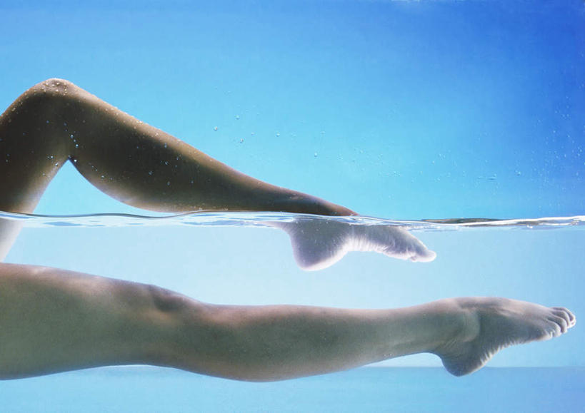 西方人,腿部,脚,脚后跟,脚背,踝,腿,一个人,躺,横图,室外,特写,白天,侧面,水,欧洲,欧洲人,仅一个年轻女性,仅一个女性,仅一个人,清澈,透明,液体,水滴,水流,裸露,蓝色,赤脚,赤裸,裸,卧着,年轻女性,女人,女性,白种人,脚底,躺着,卧,半身,彩图