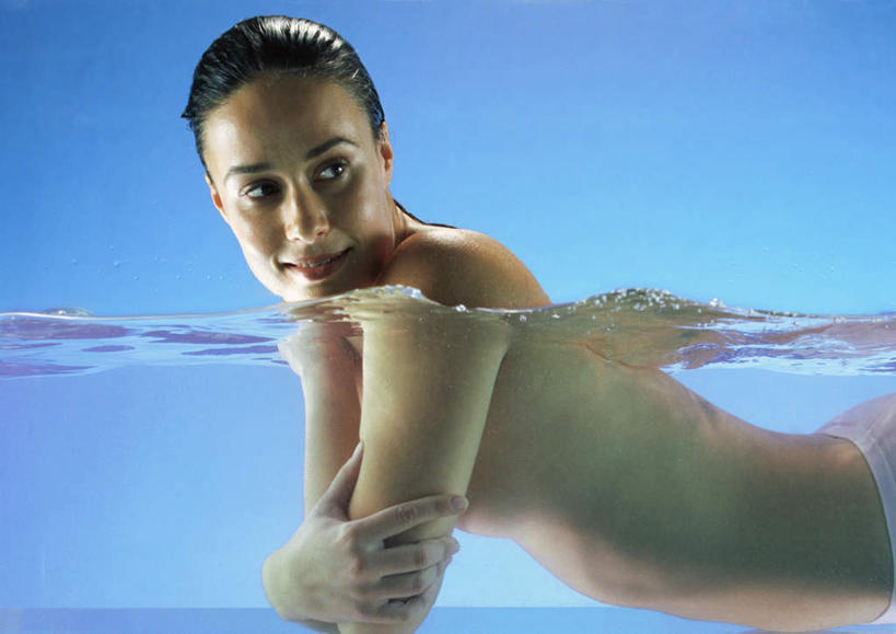 西方人,一个人,笑,双手交叉,微笑,露齿笑,横图,室外,白天,侧面,水,欧洲,欧洲人,仅一个年轻女性,仅一个女性,仅一个人,撑,清澈,透明,液体,水滴,水流,注视,裸露,蓝色,回头,看,趴着,赤裸,撑着,双手抱胸,裸,年轻女性,女人,女性,白种人,趴,半身,彩图