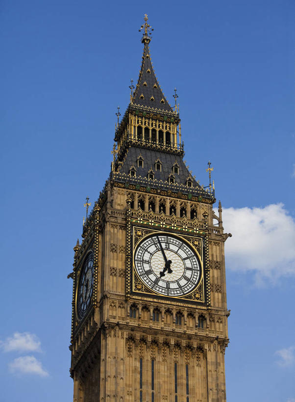 无人,竖图,室外,特写,白天,仰视,旅游,度假,名胜古迹,标志建筑,地标,建筑,英国,欧洲,伦敦,阴影,遗迹,时间,光线,时钟,影子,云,云朵,钟楼,首都,计时,云彩,古迹,文物,娱乐,建设,古建筑,大本钟,大笨钟,蓝色,白云,蓝天,天空,阳光,钟表,天,享受,休闲,表,旅游胜地,放松,晴朗,西欧,大不列颠,古文明,大不列颠及北爱尔兰联合王国,塔钟,大不列颠联合王国,日不落英帝国,雾都,威斯敏斯特宫报时钟,伊丽莎白塔,钟,晴空,彩图,低角度拍摄