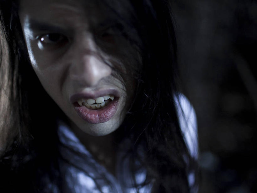 西方人,脸,头,脸颊,一个人,站,横图,室外,特写,夜晚,正面,欧洲,欧洲人,仅一个男性,仅一个人,阴影,服装,朦胧,模糊,反射,影子,注视,休闲装,肩膀,仅一个年轻男性,衣服,观察,看,站着,张嘴,休闲,休闲服,服饰,观看,察看,恐怖,关注,怪物,吸血鬼,张大嘴巴,可怕,可骇,恐惧,男人,男性,年轻男性,白种人,头部,脸部,脸蛋,面部,张开嘴,站立,半身,彩图,嗜血,血族