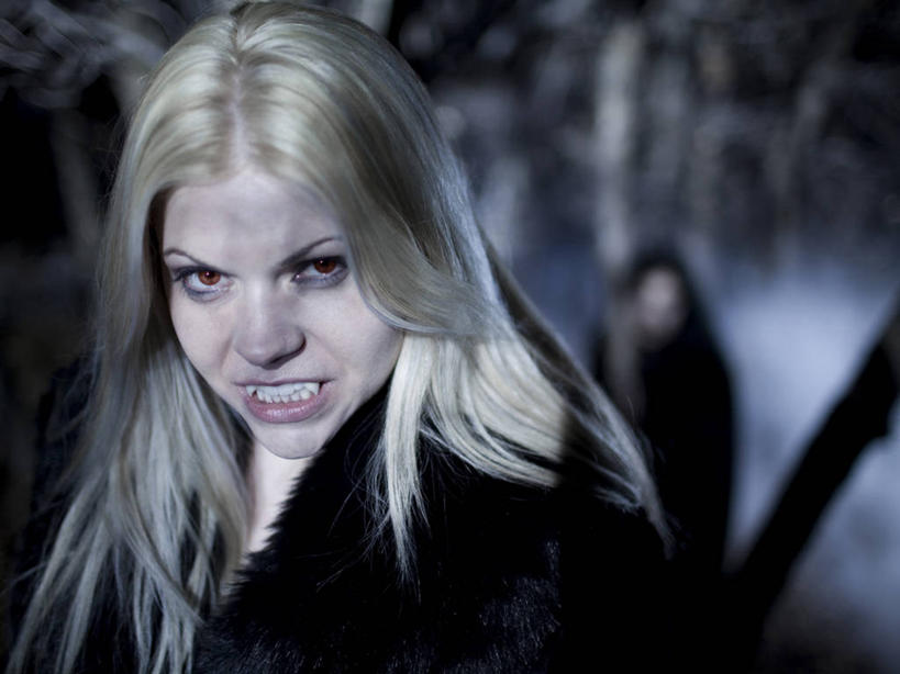 西方人,牙齿,一个人,站,笑,微笑,露齿笑,横图,室外,夜晚,侧面,树林,植物,欧洲,欧洲人,仅一个年轻女性,仅一个女性,仅一个人,服装,朦胧,模糊,锐利,注视,休闲装,树,树木,衣服,绿色,自然,观察,看,站着,休闲,休闲服,服饰,生长,成长,观看,察看,锋利,尖锐,恐怖,关注,怪物,尖利,吸血鬼,可怕,可骇,犀利,厉害,恐惧,年轻女性,女人,女性,白种人,齿,牙,牙龈,站立,半身,彩图,嗜血,血族