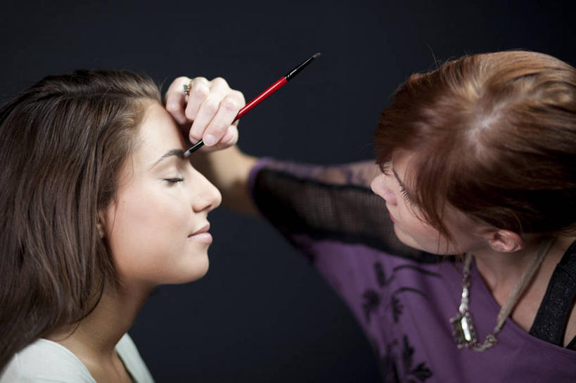 西方人,脸,头,脸颊,手,两个人,闭眼,笑,微笑,横图,室内,特写,白天,侧面,化妆,美容,时尚,项链,欧洲,欧洲人,护肤,握,阴影,黑色背景,服装,反射,影子,拿,拿着,休闲装,肩膀,装饰品,衣服,彩妆,饰品,首饰,保养,享受,休闲,手部,休闲服,眼线笔,放松,握着,保健,摄影,服饰,影棚,单手,美容工具,化妆师,养颜,化妆工具,年轻女性,女人,女性,白种人,头部,脸部,脸蛋,面部,闭眼睛,闭着眼,闭着眼睛,半身,彩图,影棚拍摄,拍摄,演员造型设计人员