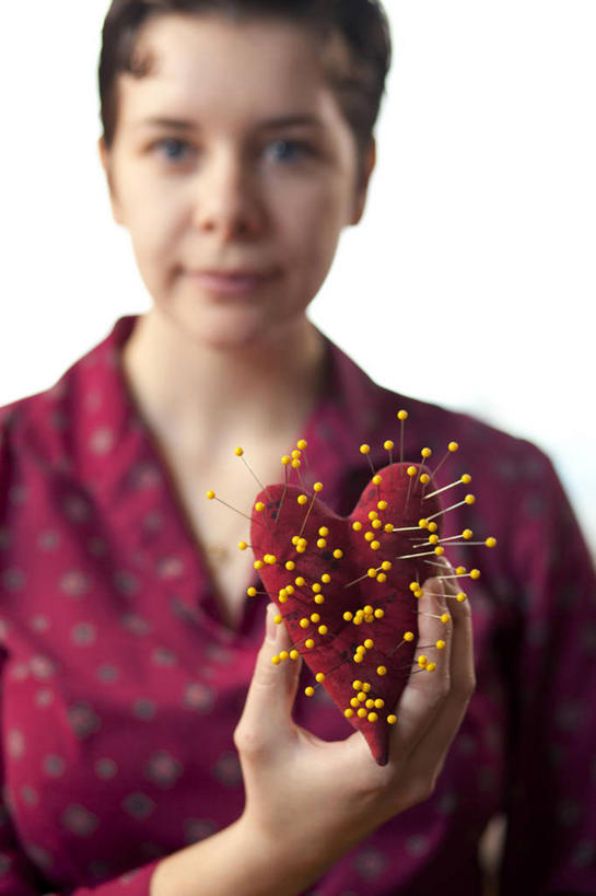 西方人,一个人,站,竖图,室内,白天,白色背景,正面,生活用品,欧洲,欧洲人,仅一个年轻女性,仅一个女性,仅一个人,握,花纹,服装,朦胧,模糊,布,图案,办公用品,拿,布纹,拿着,注视,休闲装,文具,衣服,学习用品,日用品,观察,看,站着,休闲,休闲服,握着,摄影,服饰,影棚,观看,布匹,文具用品,察看,关注,年轻女性,女人,女性,白种人,站立,半身,彩图,影棚拍摄,拍摄,大头针