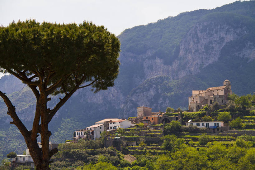 无人,家,横图,室外,白天,正面,旅游,度假,美景,森林,山,山脉,树林,植物,意大利,欧洲,房屋,屋子,景观,山峰,公寓,山峦,娱乐,洋房,楼房,住宅,树,树木,蓝色,绿色,蓝天,天空,自然,群山,天,享受,休闲,景色,放松,生长,晴朗,成长,南欧,自然风光,万里无云,意大利共和国,坎帕尼亚,阿马尔菲海岸,阿玛尔菲海岸,阿玛菲海岸,坎帕尼亚大区,阿玛菲海岸风景区,拉韦洛,萨莱诺,萨莱诺省,晴空,晴空万里,彩图,房子