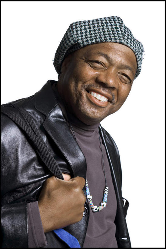 西方人,一个人,站,笑,大笑,竖图,室内,白天,白色背景,正面,兴奋,帽子,项链,欧洲,非洲,黑人,欧洲人,仅一个男性,仅一个人,握,服装,包,拿,旅行包,拿着,注视,休闲装,装饰品,衣服,背包,饰品,首饰,观察,看,站着,张嘴,仅一个老年男性,休闲,休闲服,握着,摄影,服饰,影棚,观看,察看,关注,张大嘴巴,无边帽,哈哈大笑,旅游包,老年男性,男人,男性,非洲人,张开嘴,站立,半身,彩图,影棚拍摄,高兴,狂笑,拍摄,双肩包