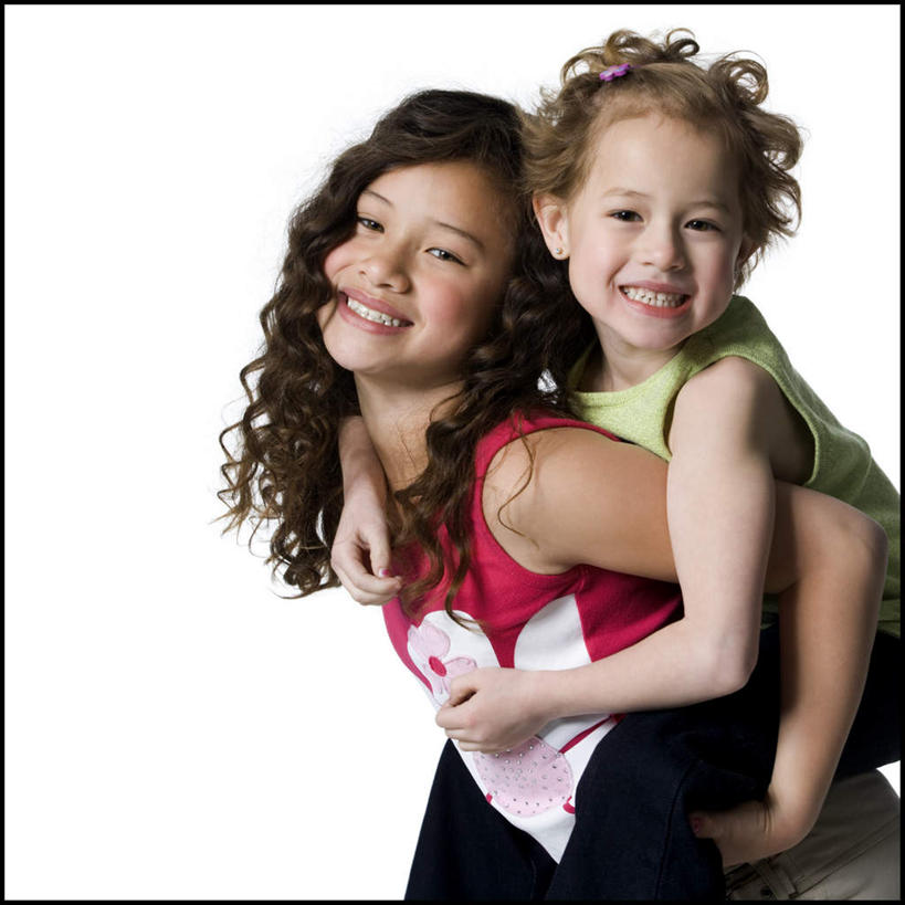 西方人,儿童,背,两个人,家庭,站,笑,微笑,露齿笑,方图,室内,白天,白色背景,侧面,纯洁,欧洲,欧洲人,服装,注视,休闲装,小孩,衣服,背着,观察,看,站着,休闲,温暖,温馨,一家人,休闲服,可爱,童年,童趣,摄影,服饰,影棚,观看,和睦,察看,关注,童真,烂漫,无邪,背负,天真,女孩,女人,女性,白种人,站立,半身,彩图,影棚拍摄,拍摄,融洽,女生